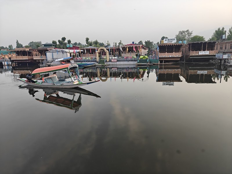 Best View Group Of Houseboats - Best View Group Of Houseboats GHAT, NO. 9, Boulevard Rd, opposite HOTEL SHAH ABBAS DAL LAKE, Karapura, Rainawari, Srinagar, 190001