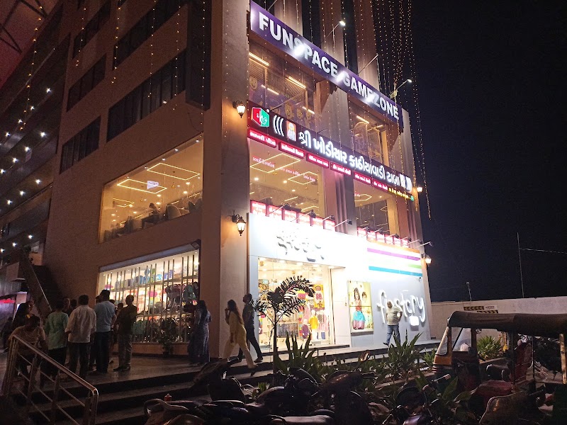 Shree Khodiyar Kathiyawadi Dhaba - Shree Khodiyar Kathiyawadi Dhaba, shop no 119/120, Krishna Platina, Cross Road, New VIP Rd, opp. Earth Icon, near Khodiyar Nagar, Sardar Estate, Sayaji Park Society, Vadodara, Gujarat 390019, India