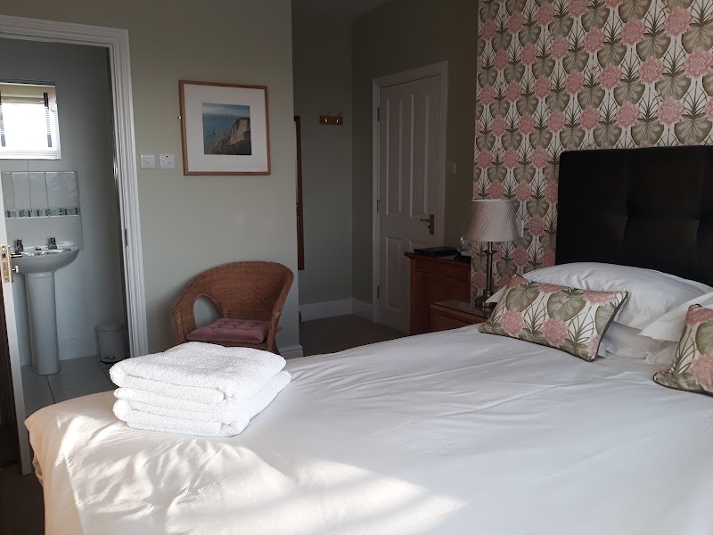 Breakers Bed & Breakfast - Breakers Bed & Breakfast, Breakers Guesthouse, 56 Royal Parade, Eastbourne BN22 7AQ, UK