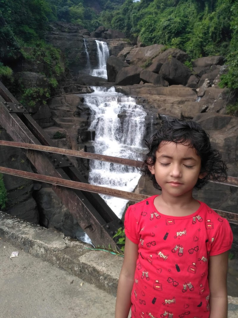Borhill Falls - Borhill Falls 5XM5+33M, Riwai-Dawki Rd, Mawlynnong, Lyngkhat, Meghalaya 793110, India