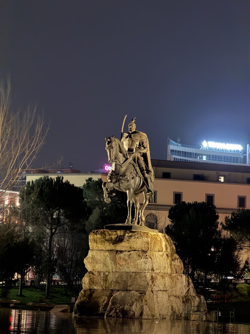 Equestrian statue of Skanderbeg - Equestrian statue of Skanderbeg, 8RH9+3CW, Sheshi Skënderbej, Tiranë, Albania