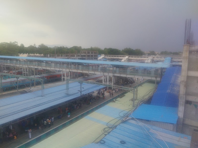 MADURAI RAILWAY JUNCTION 1st platform - MADURAI RAILWAY JUNCTION 1st platform, W4C6+96G, Pedestrian Opas, Southern Railway Colony, Madurai, Tamil Nadu 625016, India