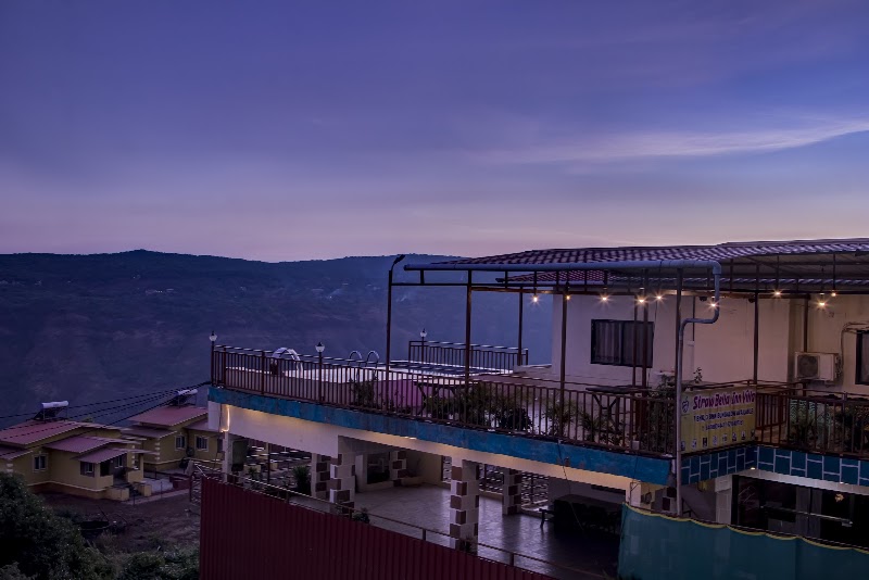 StrawBella Inn Villa | A Villa in Mahabaleshwar with Infinity Swimming pool.7 BHK