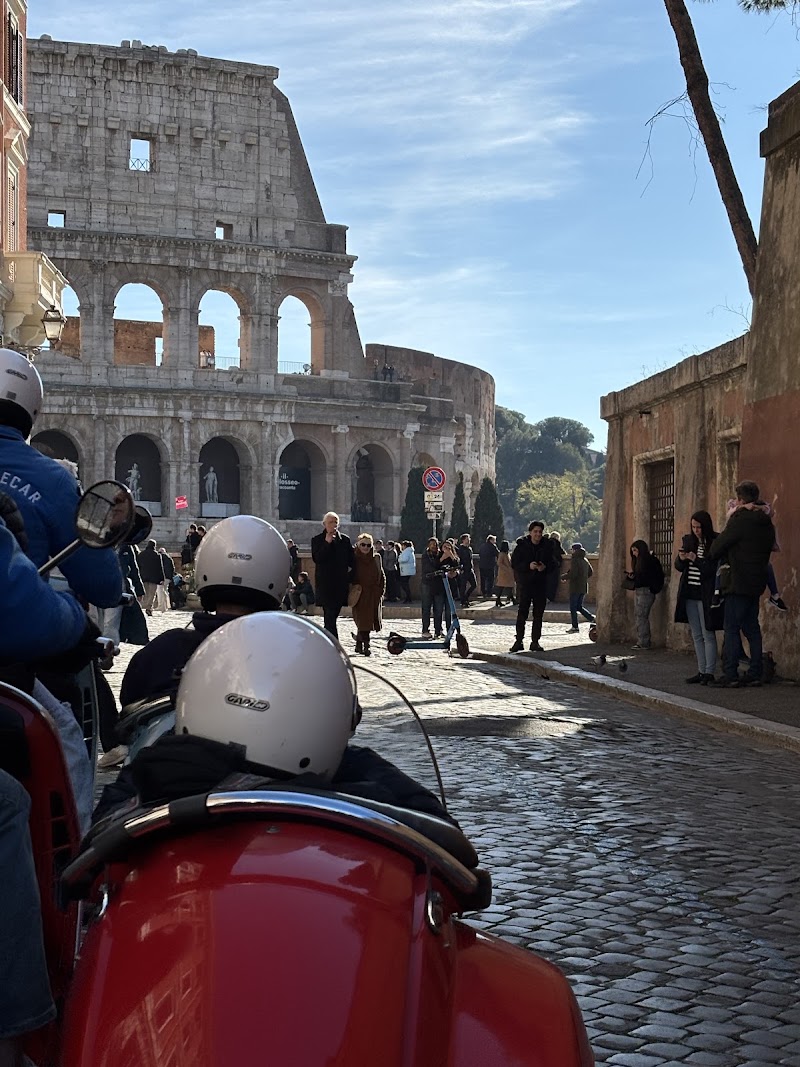 Vespa Sidecar Tour - Vespa Sidecar Tour, P.za della Repùbblica, 41, 00185 Roma RM, Italy