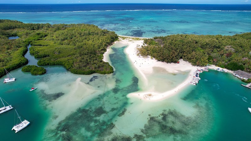 Ile aux Cerfs beach