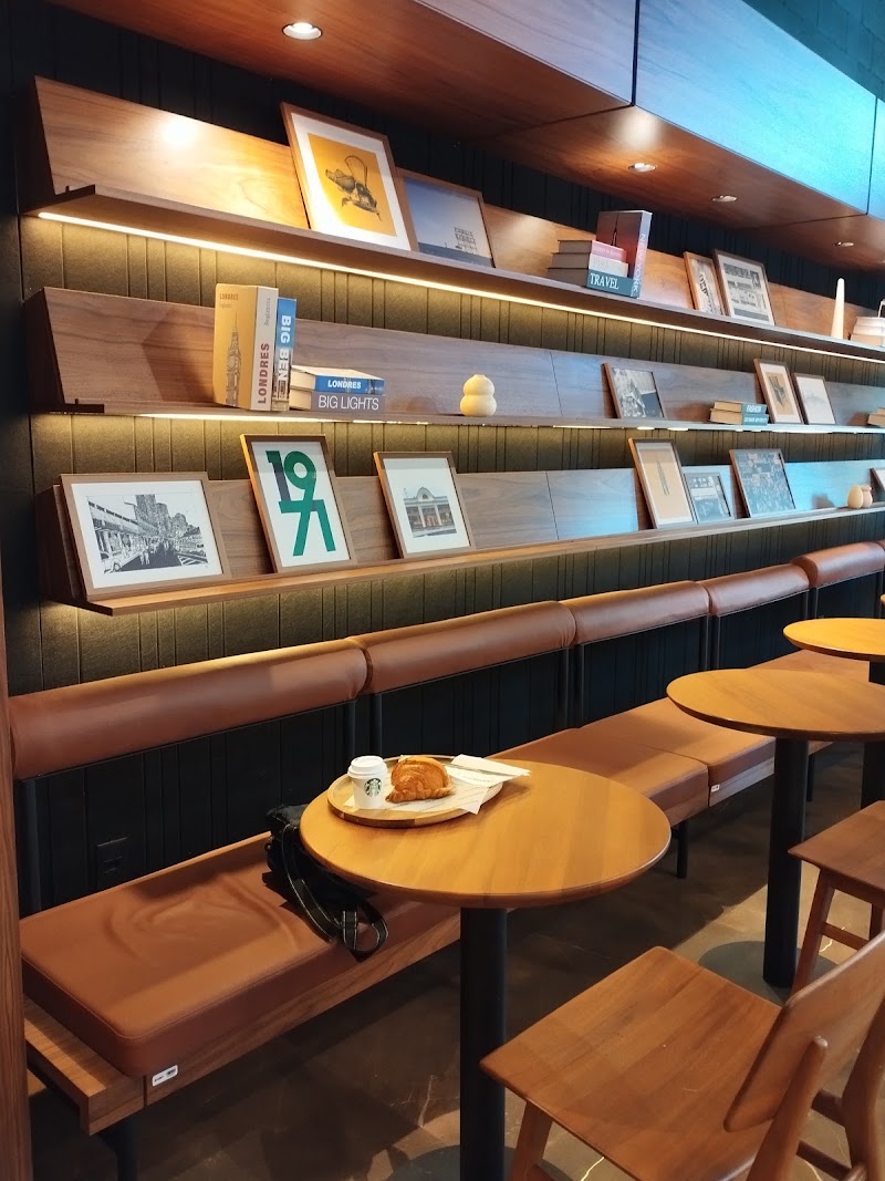 Starbucks - Starbucks, Anexo R - R. João Moura, 740 - Lj.10 - Pinheiros, São Paulo - SP, 05412-001, Brazil