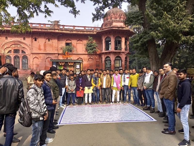 LU Chatra Sangh Chauraha - LU Chatra Sangh Chauraha VW7P+QRP, Babuganj, Hasanganj, Lucknow, Uttar Pradesh 226007, India