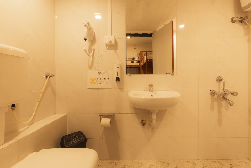 Locomo Hostel OG | Stay • Work • Eat - Locomo Hostel OG | Stay • Work • Eat 2nd Flr, Krishna Villa, abv Bank Of Maharashtra, Monghibai Rd, Navpada, Vile Parle East, Vile Parle, Mumbai, Maharashtra 400057, India