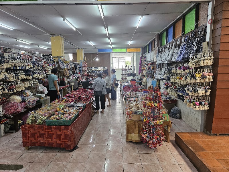 Waroros Market - Waroros Market 10,12 14 Wichayanon Rd, Tambon Chang Moi, Amphoe Mueang Chiang Mai, Chang Wat Chiang Mai 50300, Thailand