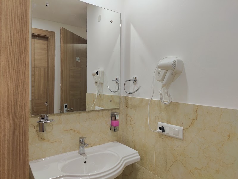 Hotel Decent Suites- Delhi Airport - Hotel Decent Suites- Delhi Airport A Block, Road No. 6, Block RZ, Mahipalpur Village, Mahipalpur, New Delhi, Delhi 110037, India