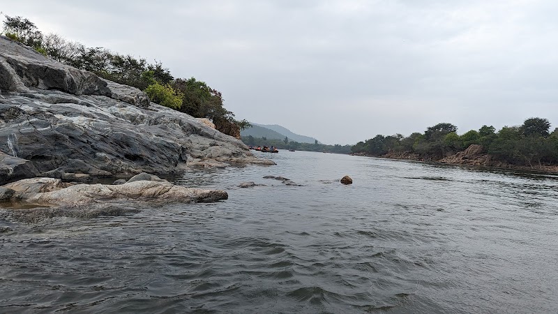 Cini Waterfalls - Cini Waterfalls, 4Q8G+JRG, Dharmapuri - Hogenakkal Rd, Hogenakkal, Tamil Nadu 636810, India