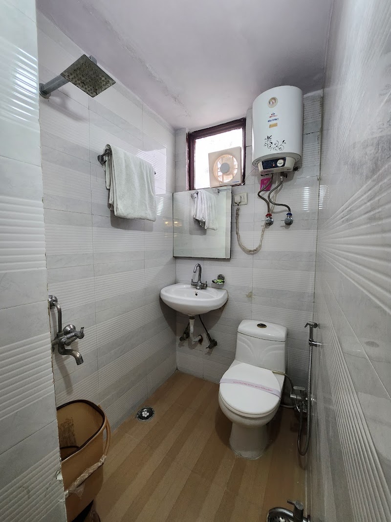 Hotel Shelton - Hotel Shelton 5043, Main Bazar Rd, near six tooti chowk, Bazar Sangatrashan, Bharat Nagar, Paharganj, New Delhi, Delhi 110055, India