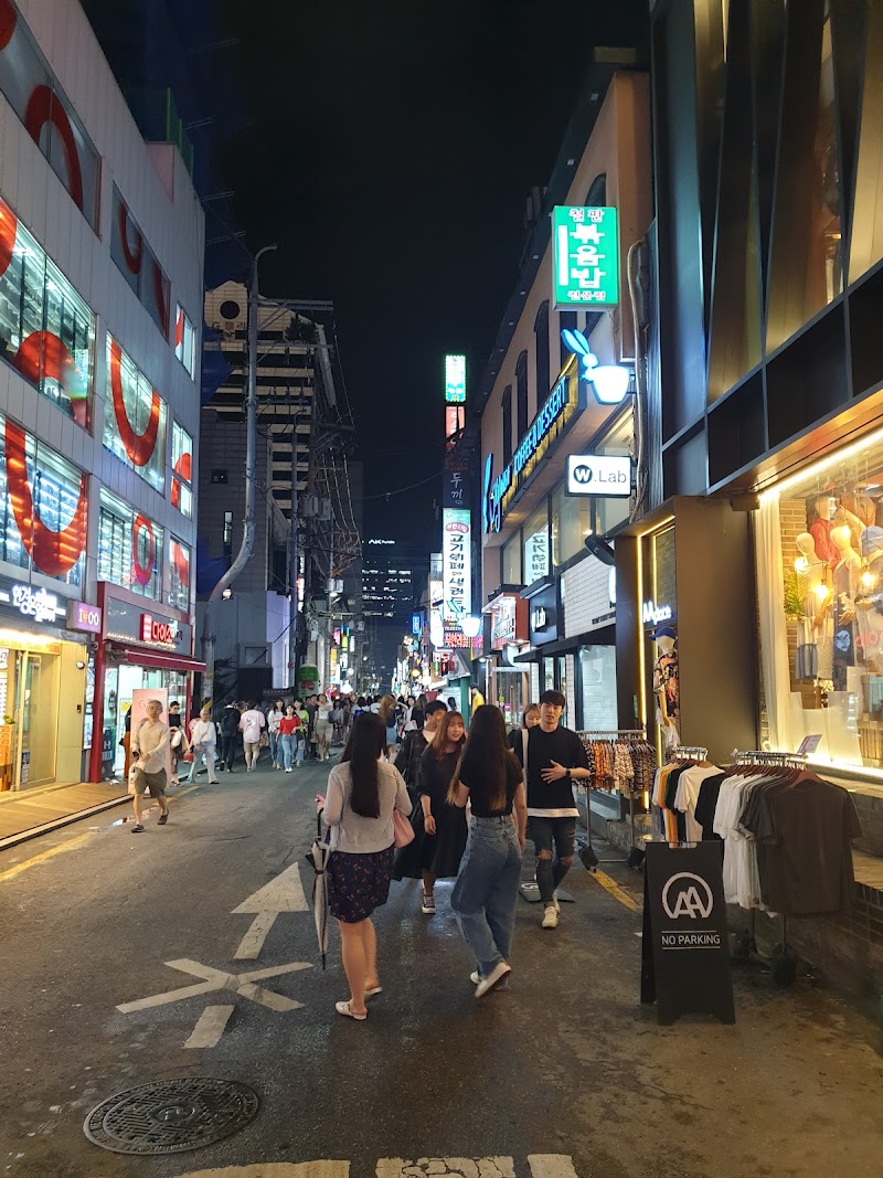 Hongdae Street - Hongdae Street 347-20 Seogyo-dong, Mapo-gu, Seoul, South Korea