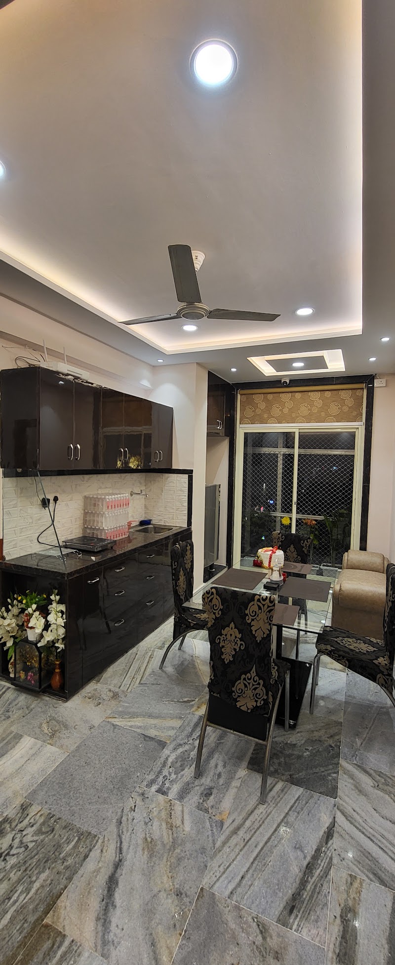 The Mid City Home - The Mid City Home, 7th floor flat, Ishwar Tower, 71, Luxa Rd, Godowliya, Sidhgiribagh, Varanasi, Uttar Pradesh 221010, India
