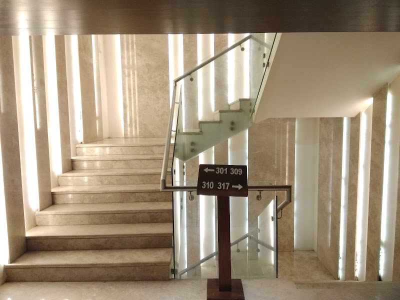 Hotel Charans Plaza - Hotel Charans Plaza Halwasiya House, 11, Mahatma Gandhi Marg, गाला मार्केट, Hazratganj, Lucknow, Uttar Pradesh 226001, India