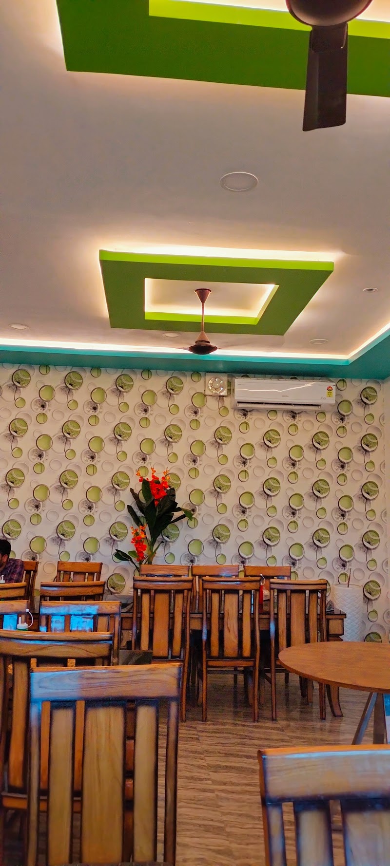 Raigarh, CG - Raigarh, CG, Hemu Kalani chowk Traffic Signal, VCR2+PM7, Chakradhar Nagar, Raigarh, Chhattisgarh 496001, India