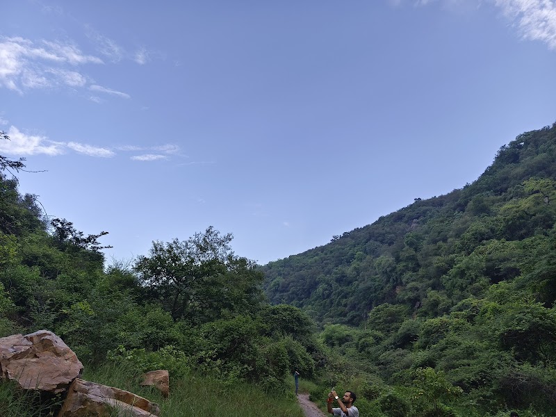 Ghamroj Natural Waterfall - Ghamroj Natural Waterfall 82GQ+2P, Garat Pur Bas, Haryana 122102, India