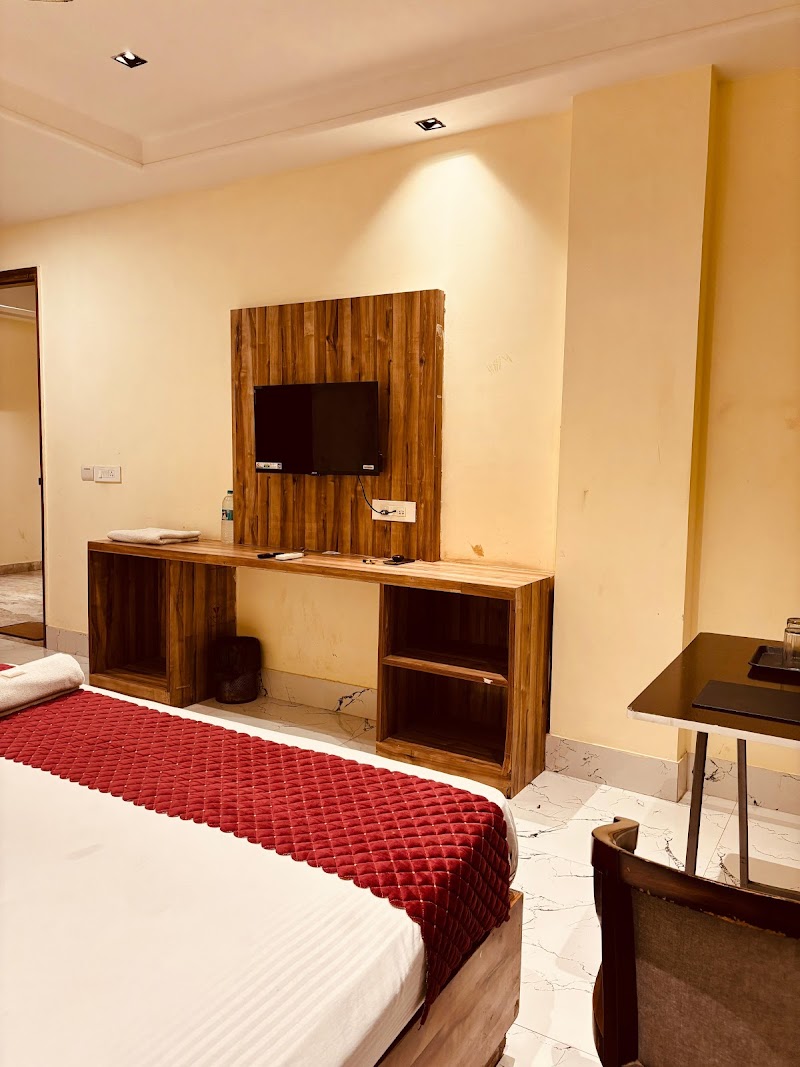 Hotel Goodluck House Near Delhi Airport - Hotel Goodluck House Near Delhi Airport A-44 Raod No. 4, Street No. 9, Block B, Mahipalpur Extension, Mahipalpur, New Delhi, Delhi 110037, India