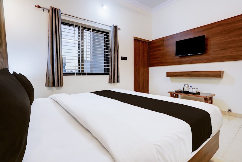 Hotel O The Lux - Hotel O The Lux Landmark- Aman, dhaba and Falaknuma masjid, Plot no.- 17, Street Number 2, Vivekanand Nagar, Kohka Housing Board, Kohka, Bhilai, Chhattisgarh 490023, India
