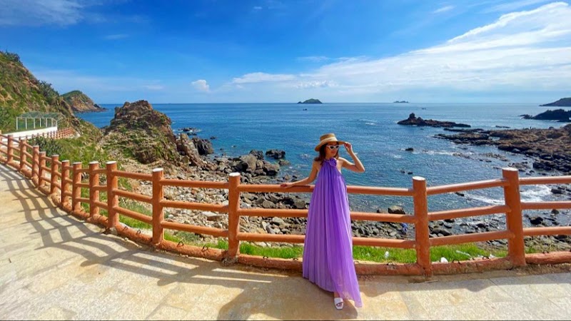 Con đường đi bộ ven biển Eo Gió