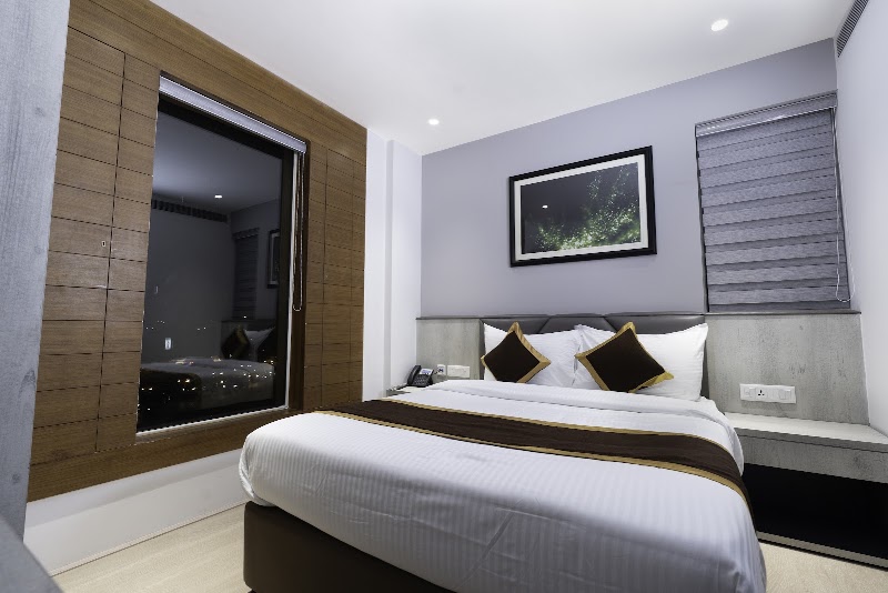 Poiisse Hotel - Poiisse Hotel 45B/B, Canal S Rd, near Byepass, Metropolitan Co-Operative Housing Society Limited, Ltd, Dhaba, Kolkata, West Bengal 700105, India