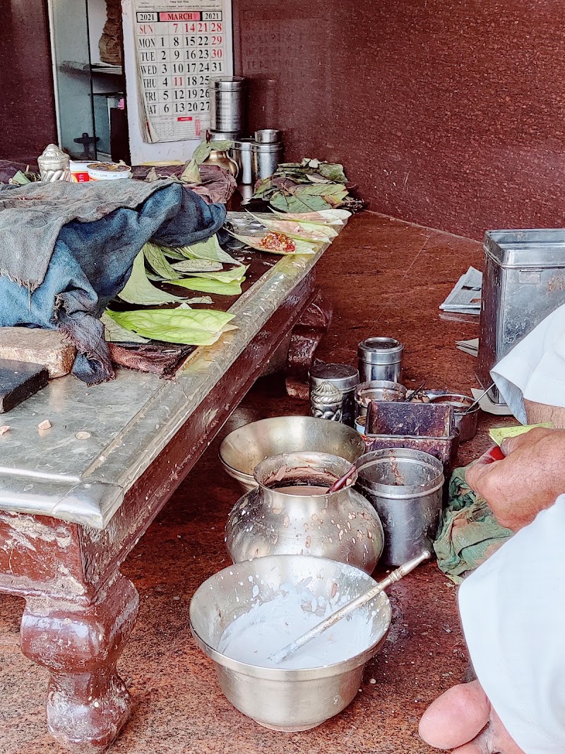 Keshav Tambul Bhandar - Keshav Tambul Bhandar 72J3+H82, Lanka Rd, Near Ravidas Gate, Anandbagh, Lanka, Varanasi, Uttar Pradesh 221005, India