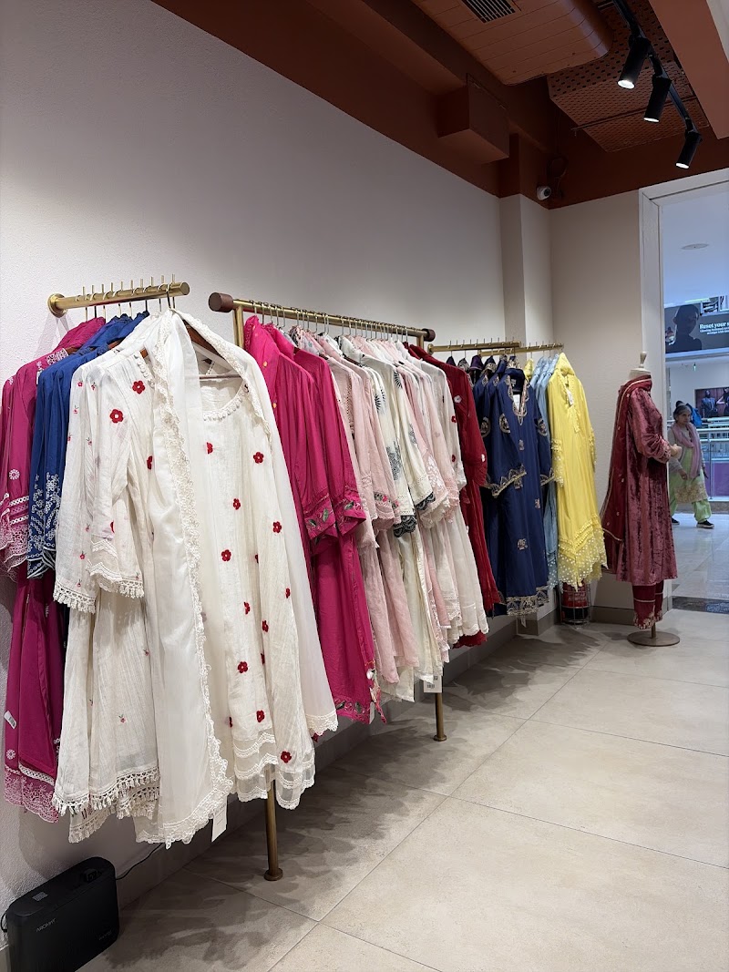 The Loom - The Loom 1st Floor, Ambience Mall, F-156, Ambience Island, DLF Phase 3, Sector 24, Gurugram, Haryana 122002, India