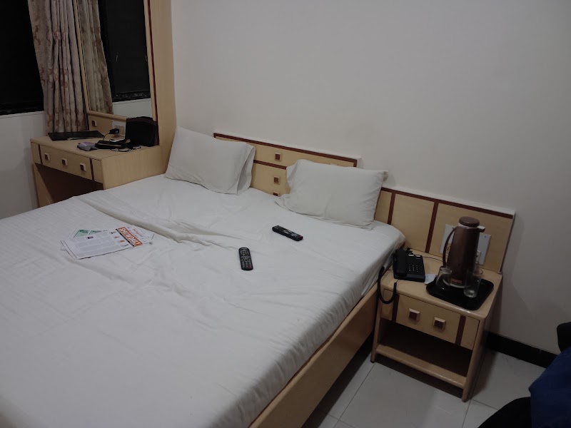 HOTEL WOODLAND - HOTEL WOODLAND 1st Floor, opposite Topiwala centre, Kakaji Nagar, Jawahar Nagar, Goregaon West, Mumbai, Maharashtra 400104, India