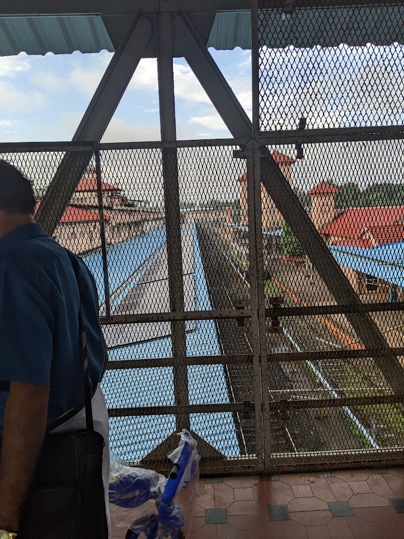 Kozhikode Railway Station Foot Over Bridge - Kozhikode Railway Station Foot Over Bridge, 6QWJ+R8V, Unnamed Road, Palayam, Kozhikode, Keralam 673001, India