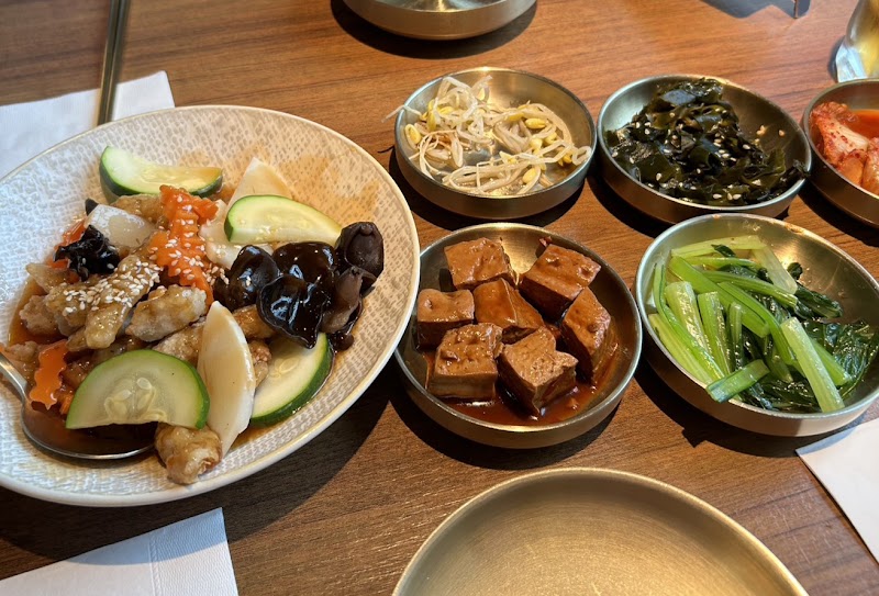 Yache 韓式蔬食 信義店 - Yache 韓式蔬食 信義店 110, Taiwan, Taipei City, Xinyi District, Xingya Village, Songgao Rd, 11號4 樓