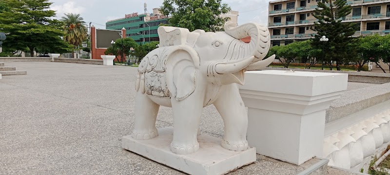 Fa Ngum Statue - Fa Ngum Statue, Rue Setthathilath, Vientiane, Laos
