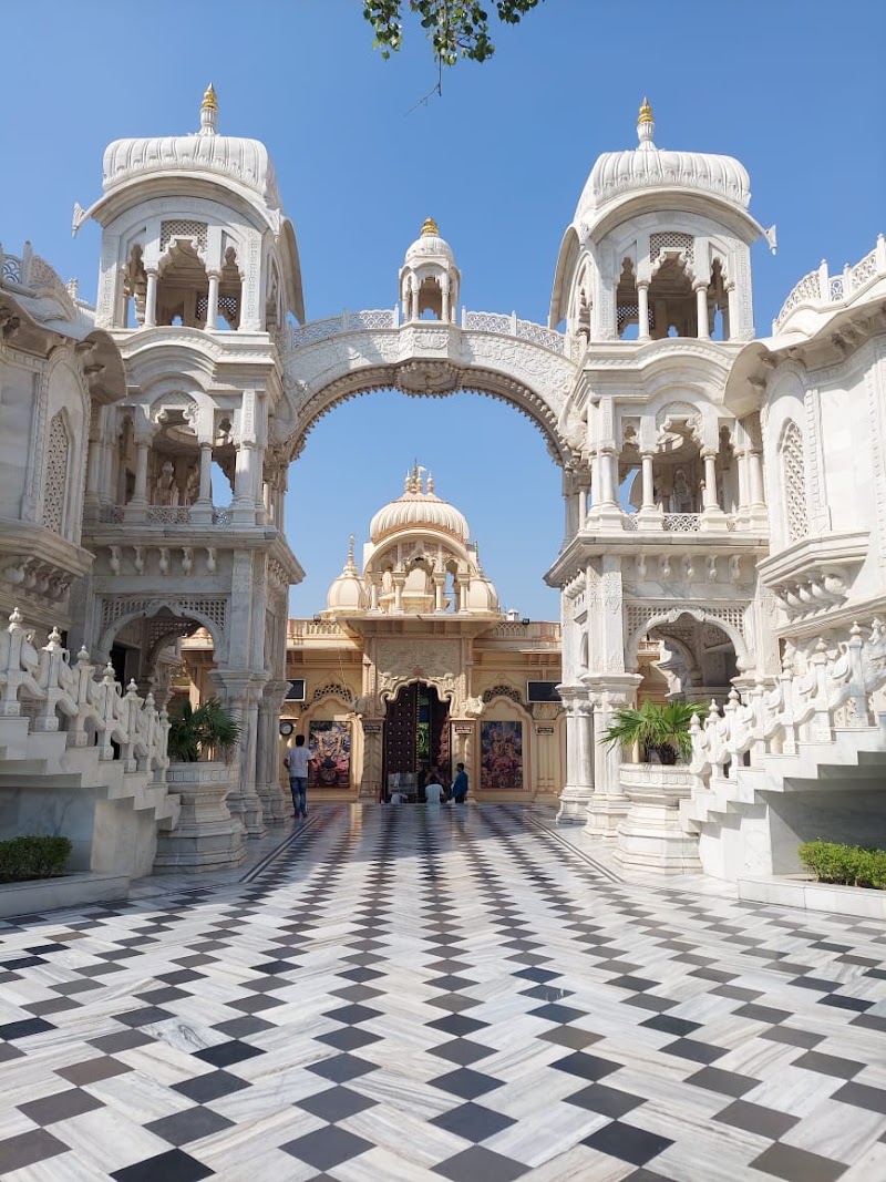 Sri Sri Krishna Balaram Mandir (ISKCON Vrindavan) - Sri Sri Krishna Balaram Mandir (ISKCON Vrindavan) Krishna Balaram Temple, Bhaktivedanta Swami Marg, Raman Reiti, Vrindavan, Uttar Pradesh 281121, India