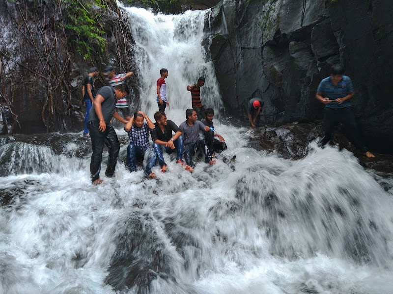 Nivendi waterfall - Nivendi waterfall 5856+X9H, Talekarwadi, Maharashtra 415615, India