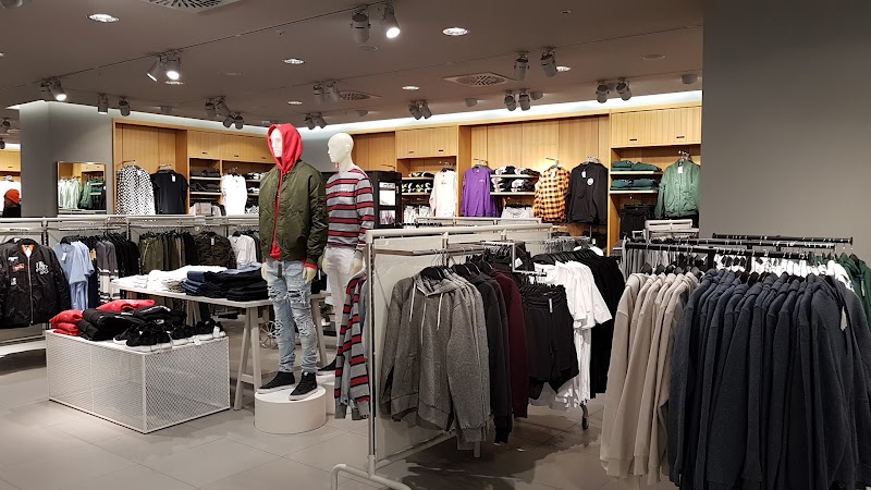 H&M - H&M Bahnhofstraße 12, 94032 Passau, Germany