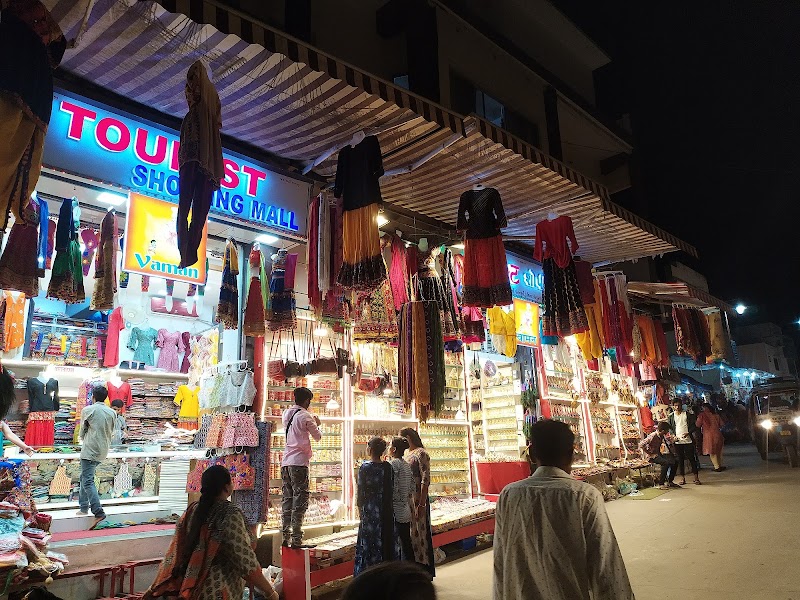 Dwarkadhish Market - Dwarkadhish Market, 6XQ9+776, Dwarkadhish Temple Rd, Dwarka, Gujarat 361335, India