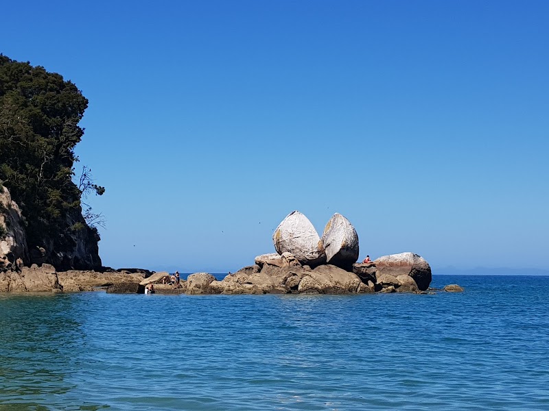 Split Apple Rock - Split Apple Rock, Moonraker Way, Kaiteriteri 7197, New Zealand