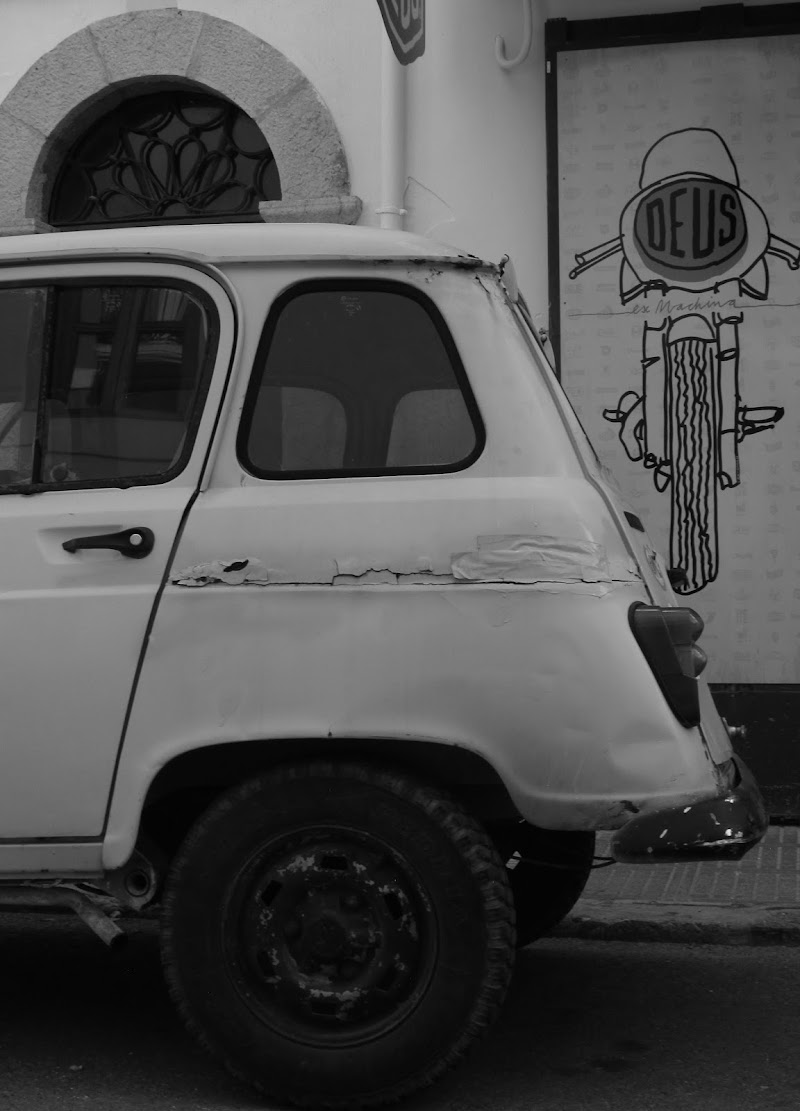 Deus Ex Machina Ibiza Old Town - Deus Ex Machina Ibiza Old Town, Carrer de Guillem de Montgrí, 12, 07800 Eivissa, Illes Balears, Spain