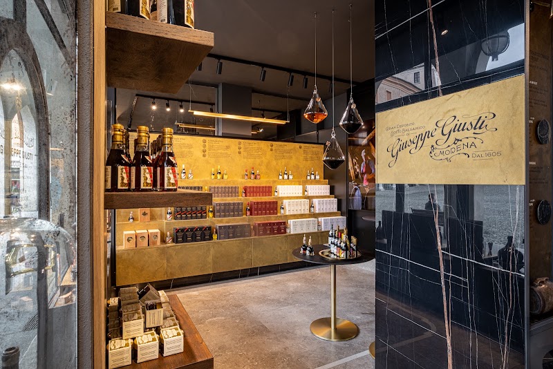 Giusti Boutique Modena - Giusti Boutique Modena Piazza Grande, 38/39, 41121 Modena MO, Italy