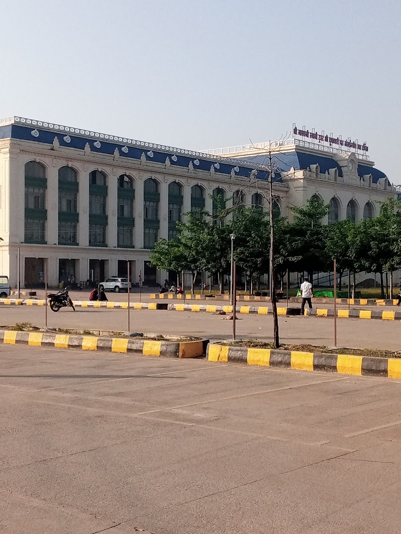 Royal Travels / New Royal Travels – ISBT G21 Booking Office - Royal Travels / New Royal Travels – ISBT G21 Booking Office, Shop No. G-21, Terminal ( I S B T, Inter State Bus Stand, Ravanbhatha, Bhatagaon, Raipur, Chhattisgarh 492001, India