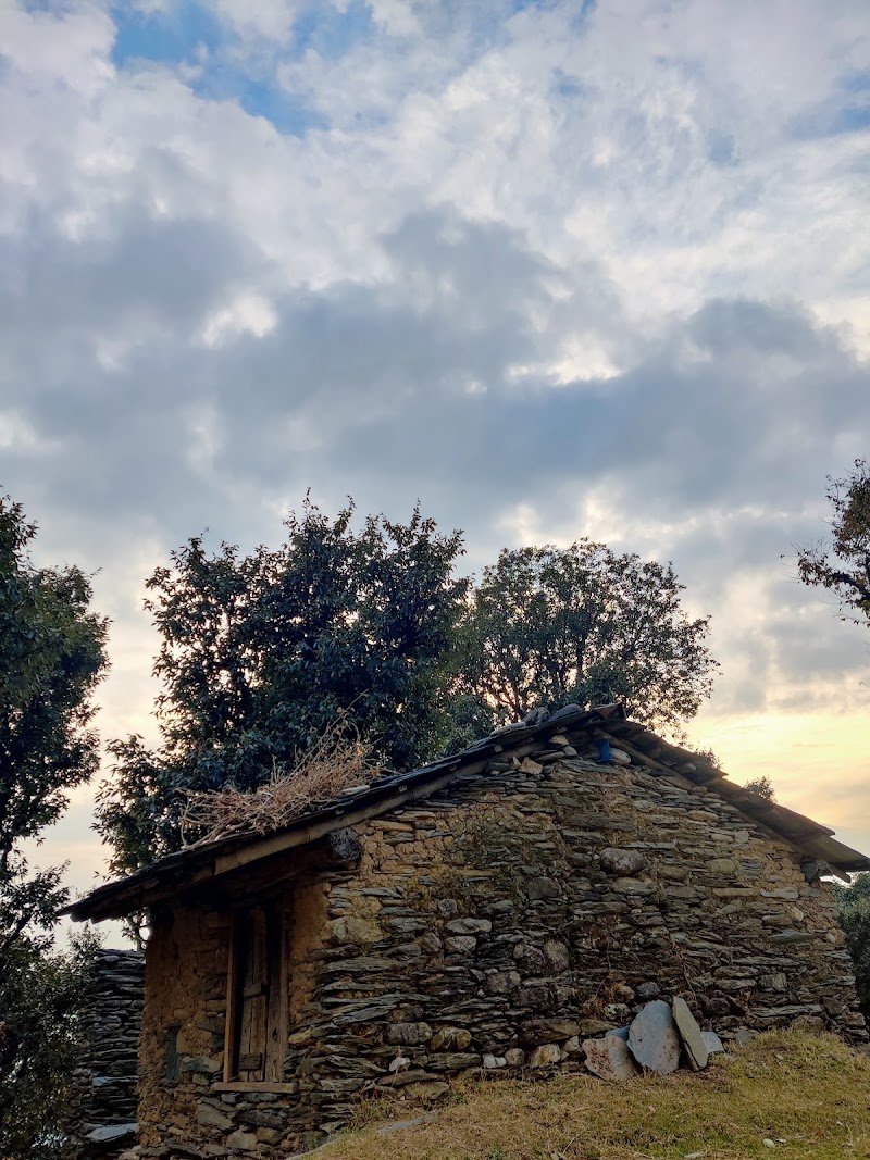 Naturesync mudhouse - Naturesync mudhouse 697H+26P, Khrota Rd, Khanyara, Kharota, Himachal Pradesh 176218, India