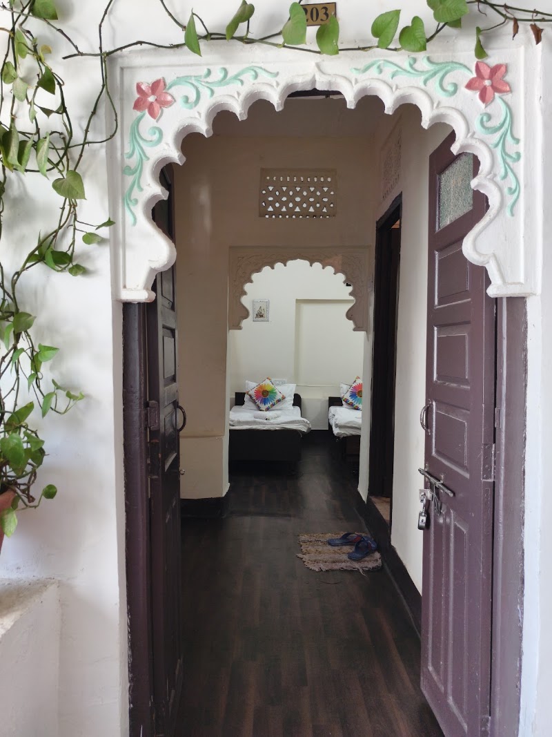 Hotel Lake Star Bistro - Hotel Lake Star Bistro 80, Naga Nagri, near Leela Palace staff gate, Cheerwa, Ambamata, Udaipur, Rajasthan 313004, India