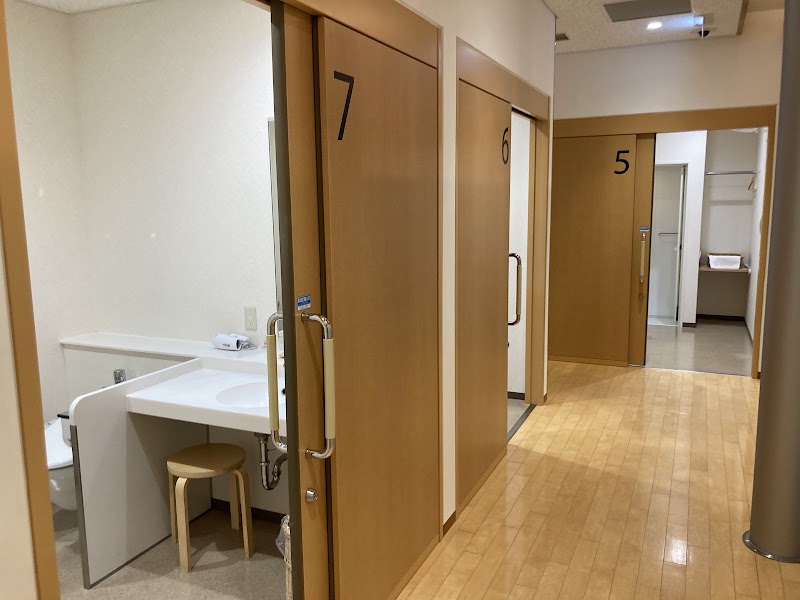 Narita Airport Terminal 1 Showers (Pre-Security) - Narita Airport Terminal 1 Showers (Pre-Security) Japan, 〒286-0111 Chiba, Narita, Sanrizuka, 御料牧場1-1 Shower room Area, 成田国際空港第1ターミナル中央・2F