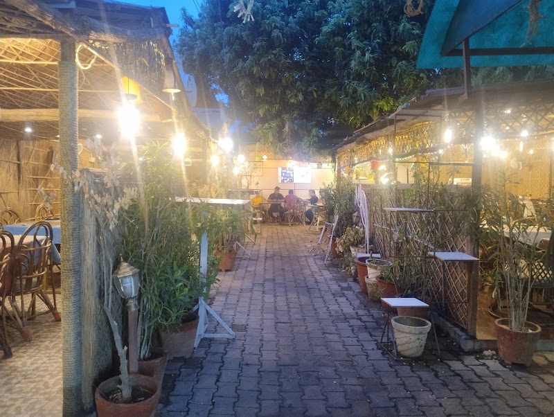 Vintage Hut - Vintage Hut 32, CY Chintamani Rd, Darbhanga Colony, George Town, Prayagraj, Uttar Pradesh 211002, India