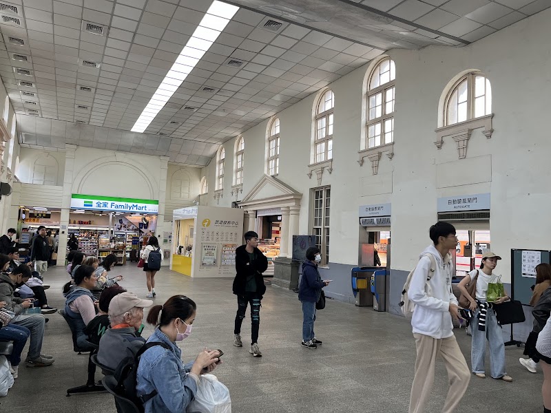 Hsinchu Train Station - Hsinchu Train Station, No. 445號, Section 2, Zhonghua Rd, Rongguang Village, East District, Hsinchu City, Taiwan 300