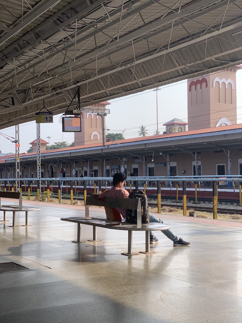 Kozhikode railway station platform No 4 - Kozhikode railway station platform No 4, 6QWJ+274, Palayam, Kozhikode, Keralam 673001, India