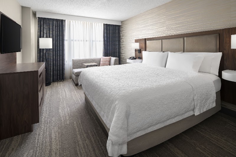 Hampton Inn & Suites Chicago-Downtown - Hampton Inn & Suites Chicago-Downtown, 33 W Illinois St, Chicago, IL 60654, USA