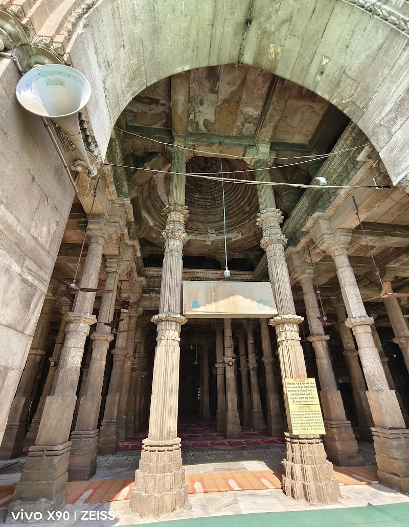 Ahmedshah Badshah's Tomb (4 Ahmed) - Ahmedshah Badshah's Tomb (4 Ahmed), 2499, Badshah No Hajiro, Manek Chowk, Old City, Danapidth, Khadia, Ahmedabad, Gujarat 380001, India