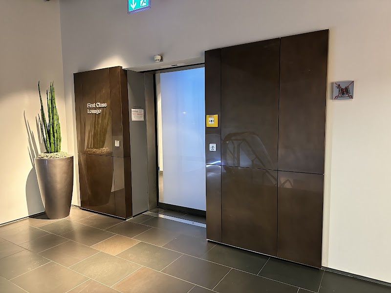 Lufthansa First Class Lounge B (Non-Schengen) - Lufthansa First Class Lounge B (Non-Schengen) Terminal 1, Departure, area B Upstairs next to, Gate B22, 60549 Frankfurt am Main, Germany