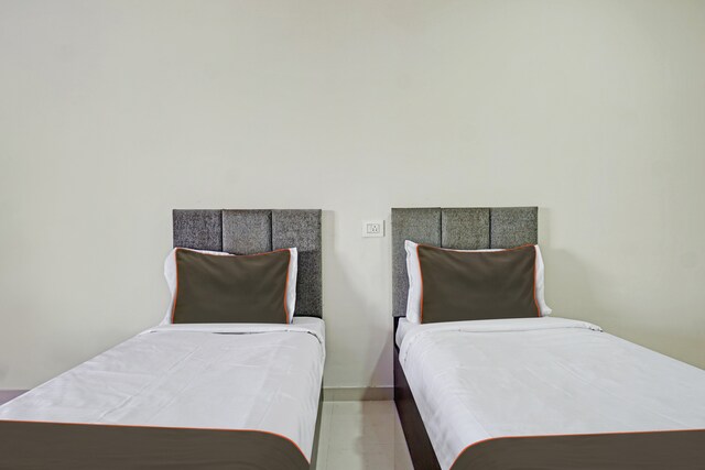 Super Collection O Hotel Rk Inn - Super Collection O Hotel Rk Inn, 1, The Life Commercial Hub, Near, Rajyog Colony Rd, Shivala Colony, SBI bank, Ravet, Pune, Pimpri-Chinchwad, Maharashtra 412101, India