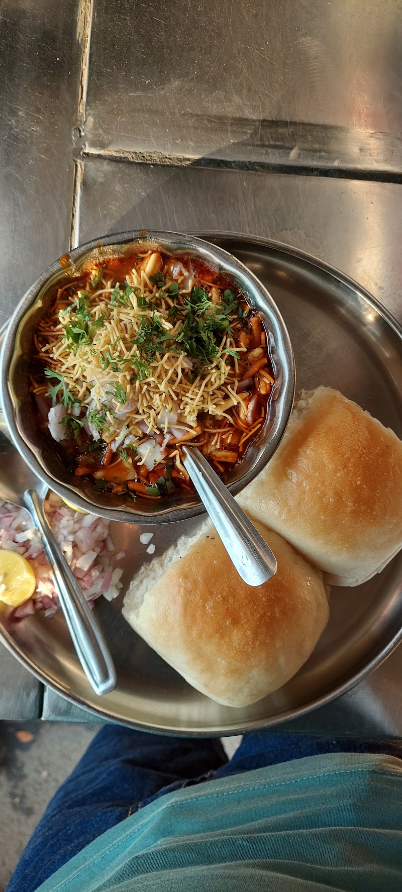 shiv misalpav / vadapav - shiv misalpav / vadapav, opp. oberoi mall, near fire station, Malad, MBH Colony, Dindoshi, Malad East, Mumbai, Maharashtra 400097, India